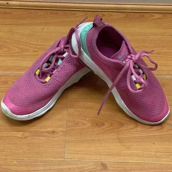 Nike Size 4 Girls Air Max Motion Cosmic Fuchsia/White. Preloved - Picture 1 of 7